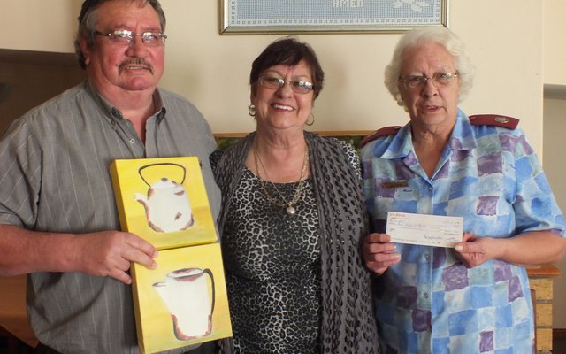 Vlnr is John van Rooyen, Ivy van Huyssteen en Linda Meyer tydens die oorhandiging van Ivy en die Lions se bydrae tot die basaar